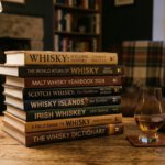 De beste boeken voor whiskyliefhebbers op een houten tafel