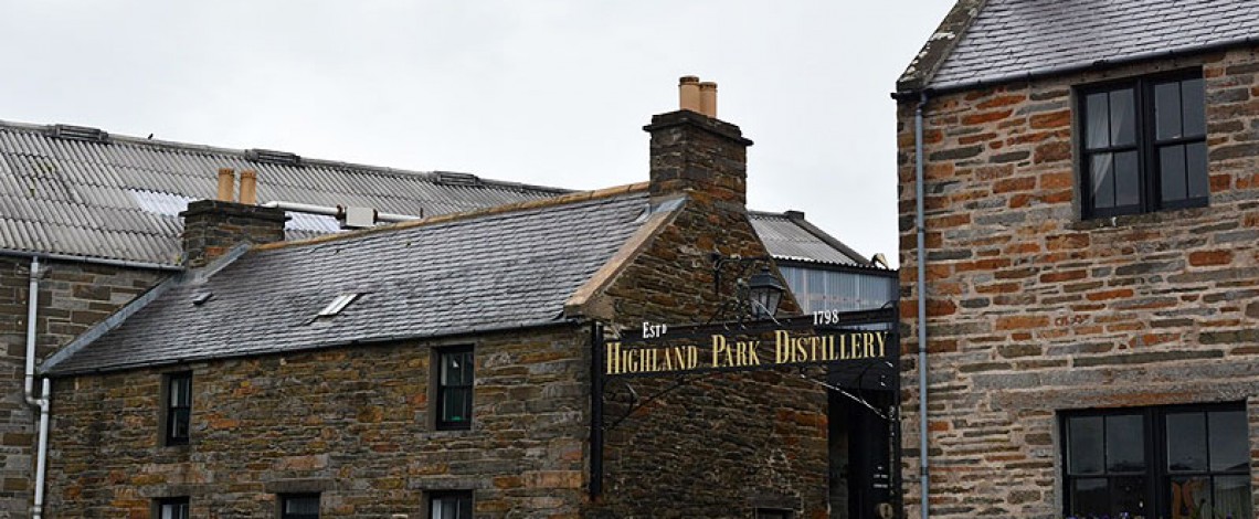 Highland Park distilleerderij op de Orkney eilanden, dramatisch Schots landschap