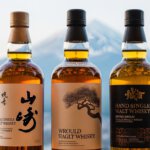 Japanse whisky flessen met Mount Fuji en kersenbloesem op de achtergrond
