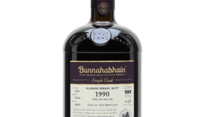 Limited-edition Schotse whisky flessen met ruig Schots Highlands landschap op de achtergrond