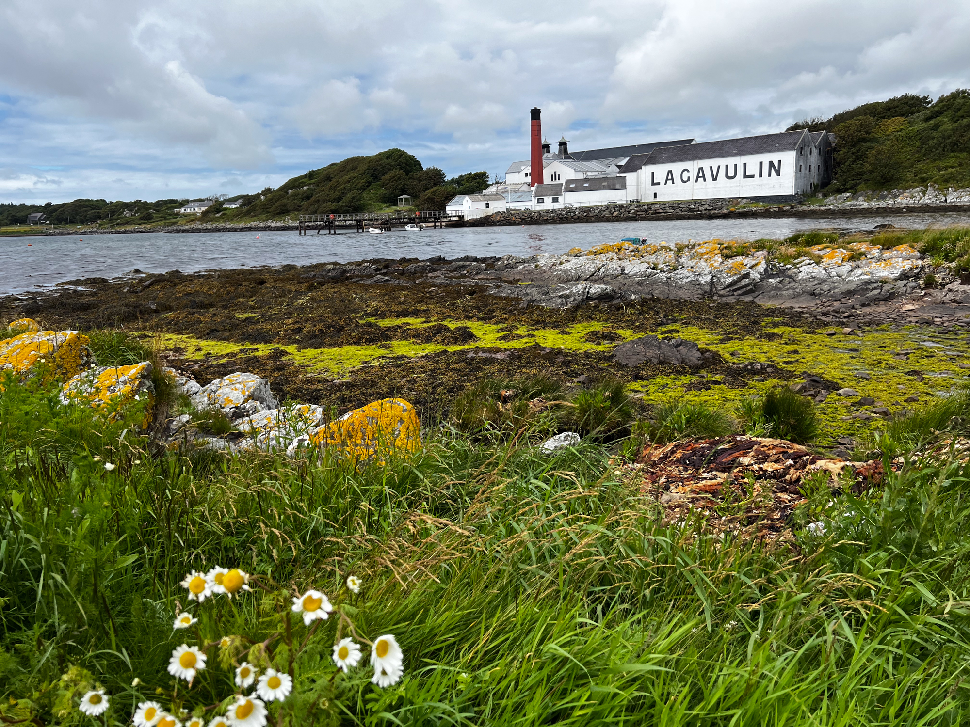 De kust bij Lagavulin distilleerderij op Islay
