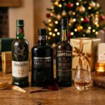 Whisky cadeaupakket samenstellen: fles, glas en boek in één sfeerbeeld